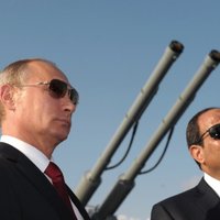 Putins tiekas ar Ēģiptes Sisi un sola ātras bruņojuma piegādes