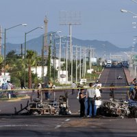 'El Chapo' dēli turēti aizdomās par uzbrukumu militārajam konvojam Meksikā