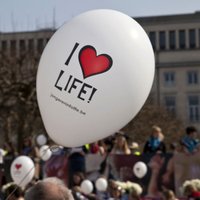 "Один из нас": в Латвии собрали подписи против абортов за деньги ЕС