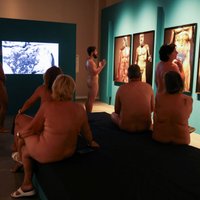 "Нагота не должна быть источником стыда". Музей в Барселоне распахнул свои двери для нудистов