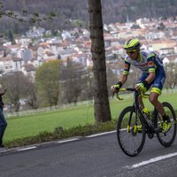 Igaunijas riteņbraucējs Tāramē uzvar 'Vuelta a Espana' trešajā posmā un kļūst par kopvērtējuma līderi