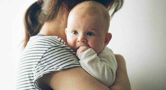 Vientuļie vecāki ne vienmēr dzīvo vientulībā: stereotipi par nepilnajām ģimenēm un to problēmas