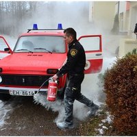 Foto: Instruktāža par ugunsdrošību Vaiņodē beidzas ar glābēju auto aizdegšanos