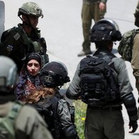 Aizturēšanas operācijā Rietumkrastā ar akmeni nosists Izraēlas karavīrs