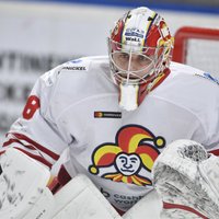 Kalniņam 21 atvairīts metiens zaudējumā Zviedrijas hokeja čempionātā