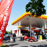 Video: 'Ferrari' formula Varšavas benzīntankā un ielās