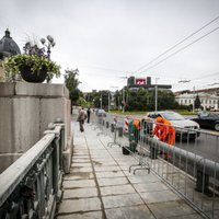 ФОТО: В Вильнюсе с моста сняли "символы оккупации"