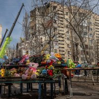 Одесса в трауре. Под завалами дома, разрушенного российским ударом, погибли 12 человек, в том числе пятеро детей