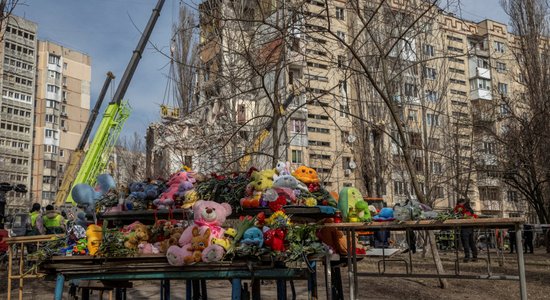 Одесса в трауре. Под завалами дома, разрушенного российским ударом, погибли 12 человек, в том числе пятеро детей