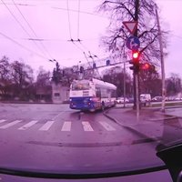 Video: 'Rīgas satiksmes' trolejbuss aizbrauc pie sarkanās gaismas