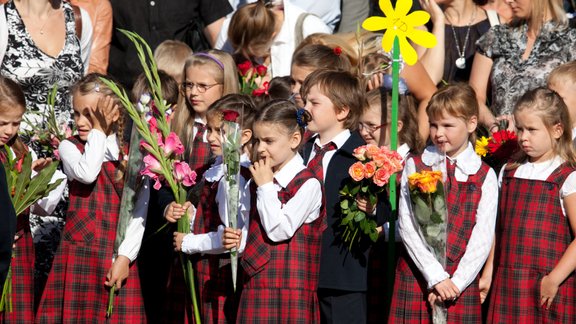 1. septembris, skolēni, bērni, skolas formas 