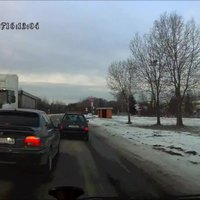 Video: BMW vadītājs veic ļoti bīstamu apdzīšanas manevru