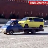 Video: Zaglis ar autoevakuatoru bēg no policijas pa Sarkano laukumu