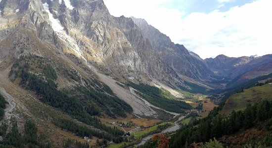 Pārkarsušas velosipēda bremzes Austrijas Alpos izraisa plašu meža ugunsgrēku