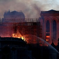 No liesmām glābta Parīzes Dievmātes katedrāles centrālā daļa. Teksta tiešraides arhīvs