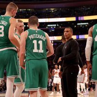 Porziņģis ar 'Celtics' kaujas sastāvā 'saņem sutu' no 'Knicks'
