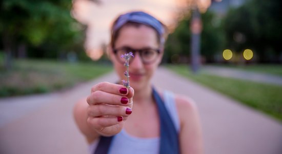 Anna Peipiņa: pozitīvisma rozā migliņa jeb cik nepatiesi mēs esam pret sevi un citiem