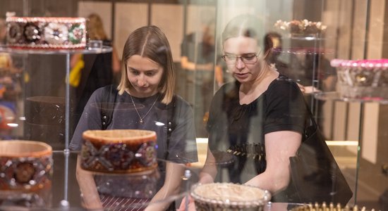 Foto: No arheoloģiskiem retumiem līdz mākslas darbiem – atklāta izstāde 'Vainagošanās'