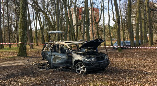 Video: Mežaparkā atrasts ar Bezzubova slepkavību Purvciemā saistīts sadedzināts BMW (plkst. 11.16)