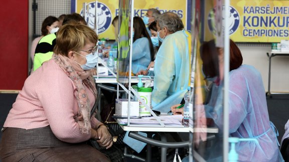 Ventspilī izmēģina Latvijā pirmā liela mēroga vakcinācijas pret Covid-19 punkta darbību - 16