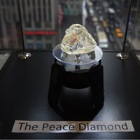 Par 6,5 miljoniem dolāru nosolīts 709 karātu 'Miera dimants'