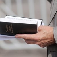 Krievijas tiesa piespriež naudassodu Jehovas lieciniekam par ekstrēmismu