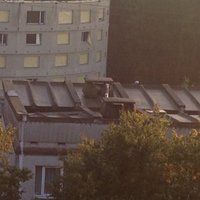 Dienesti apsekos iebrukušo jumtu ēkai Druvienas ielā