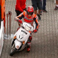Video: 'MotoGP' braucējs avarē; izmanto mopēdu, lai pabeigtu sacīkstes