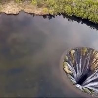 Ar dronu Portugālē nofilmēts neparasts caurums upes vidū – ūdenskritums bezdibenī