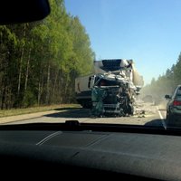 Avārija pie Pļaviņām: sadauzīts 'Maxima' kravas auto un milzu sastrēgums