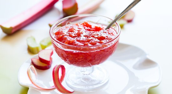 Konservējam rabarberus! 12 receptes skābo kātu saglabāšanai burciņās