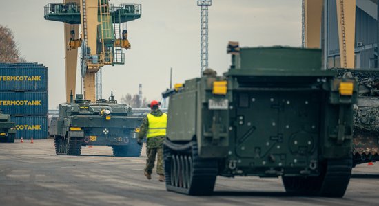 Latvijā ieradušies 15 'Leopard 2' tanki