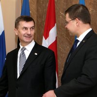 Dombrovskis pirmos eiro no bankomāta izņems kopā ar Igaunijas premjeru