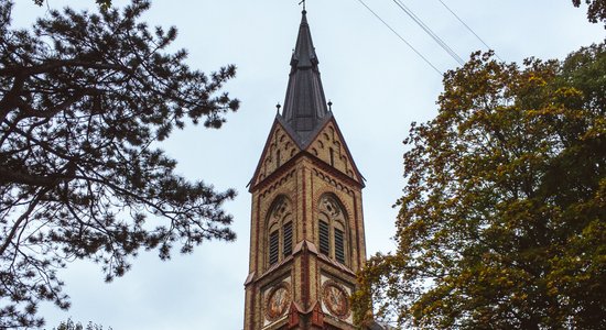 Ļaundari aizdedzina Torņakalna baznīcas ārdurvis; policija sāk kriminālprocesu