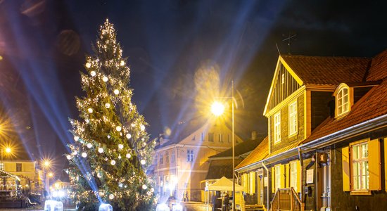 ФОТО. Рождественское настроение, две ели и "звездное" небо в декабрьской Кулдиге