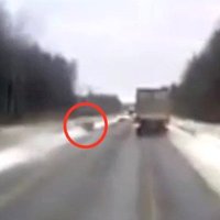 Video: Igaunijā, nepaspējot apdzīt fūri, autovadītājs turpina braukt pa sniegoto nomali