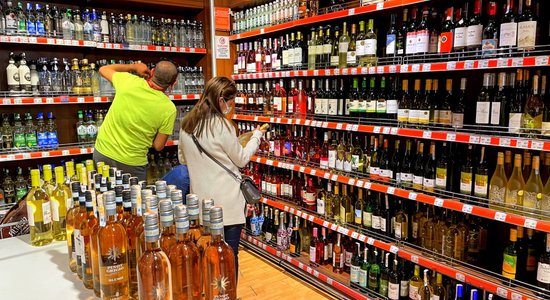 Alkoholu veikalā slēpt vai neslēpt no pircēju acīm? Priekšlikumus ķidās ministrijas