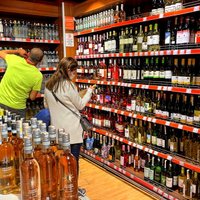 'Ļengani ierobežojumi' – Saeima konceptuāli atbalsta alkohola patēriņa samazināšanu