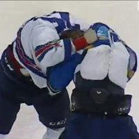 Video: KHL regulārā čempionāta pēdējā dienā izceļas iespaidīgs kautiņš