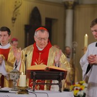 Foto: Kardināls Parolins Latvijas kristiešiem nodod pāvesta Franciska sveicienu