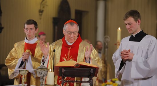 Foto: Kardināls Parolins Latvijas kristiešiem nodod pāvesta Franciska sveicienu