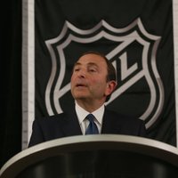 NHL komisārs Betmens: KHL šobrīd nav tādā līmenī kā NHL, lai aizvadītu spēles savā starpā