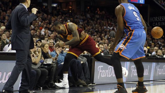 Basketbols, Lebrons Džeimss savaino līdzjutēju - 1