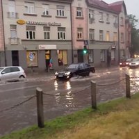ВИДЕО: Из-за сильного ливня затопило половину улиц Юрмалы
