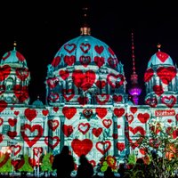 Foto: Kā pārvēršas pilsētas simboli vienā no košākajiem gaismas festivāliem pasaulē, kas pašlaik notiek Berlīnē