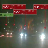 Video: Vairāki BMW pa Rīgu nesas ar 160 km/h; policija vadītājiem atņem tiesības