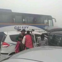 Video: Bieza smoga dēļ uz ātrgaitas šosejas Indijā avarē 24 auto