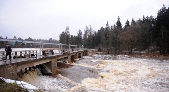 Latvijas upēs turpinās ūdens līmeņa paaugstināšanās