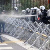 Arī Briselē sākušās 'dzelteno vestu' sadursmes ar policiju; 400 aizturēto