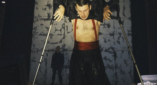 Foto: Čehova teātrī top Kamī 'Kaligula' ar Šamilu Hamatovu titullomā
